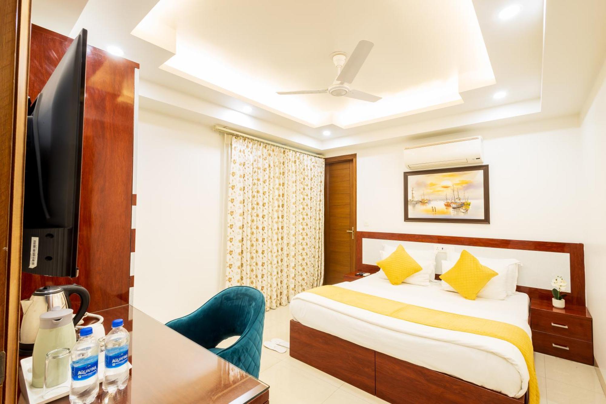 Hotel Krish - Near Medanta And Fortis Hospital Gurugram Gurgaon Bagian luar foto