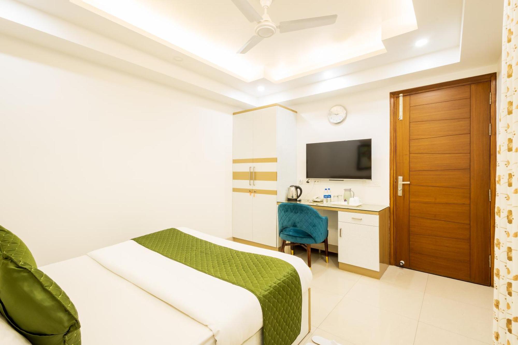 Hotel Krish - Near Medanta And Fortis Hospital Gurugram Gurgaon Bagian luar foto