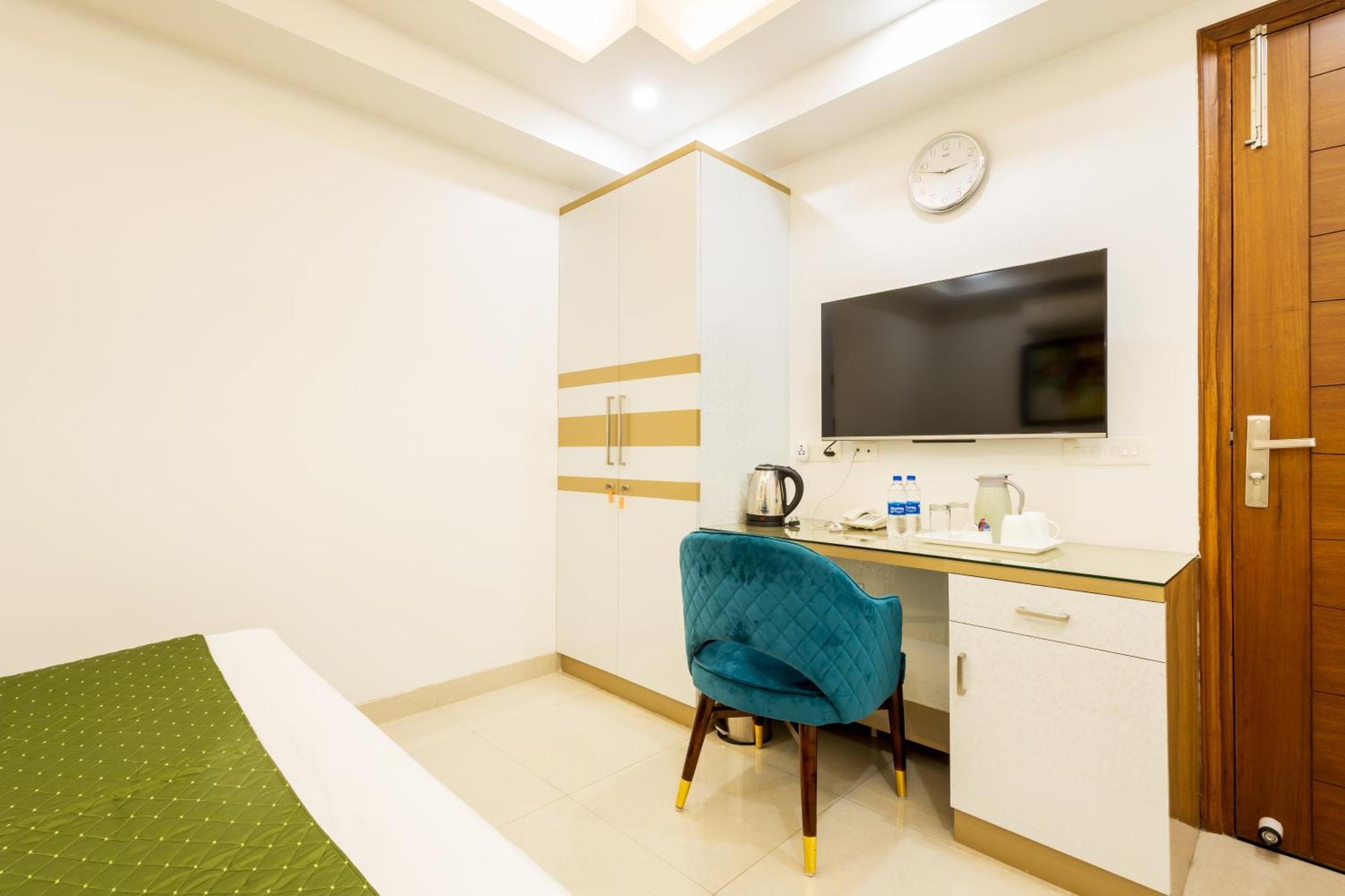 Hotel Krish - Near Medanta And Fortis Hospital Gurugram Gurgaon Bagian luar foto