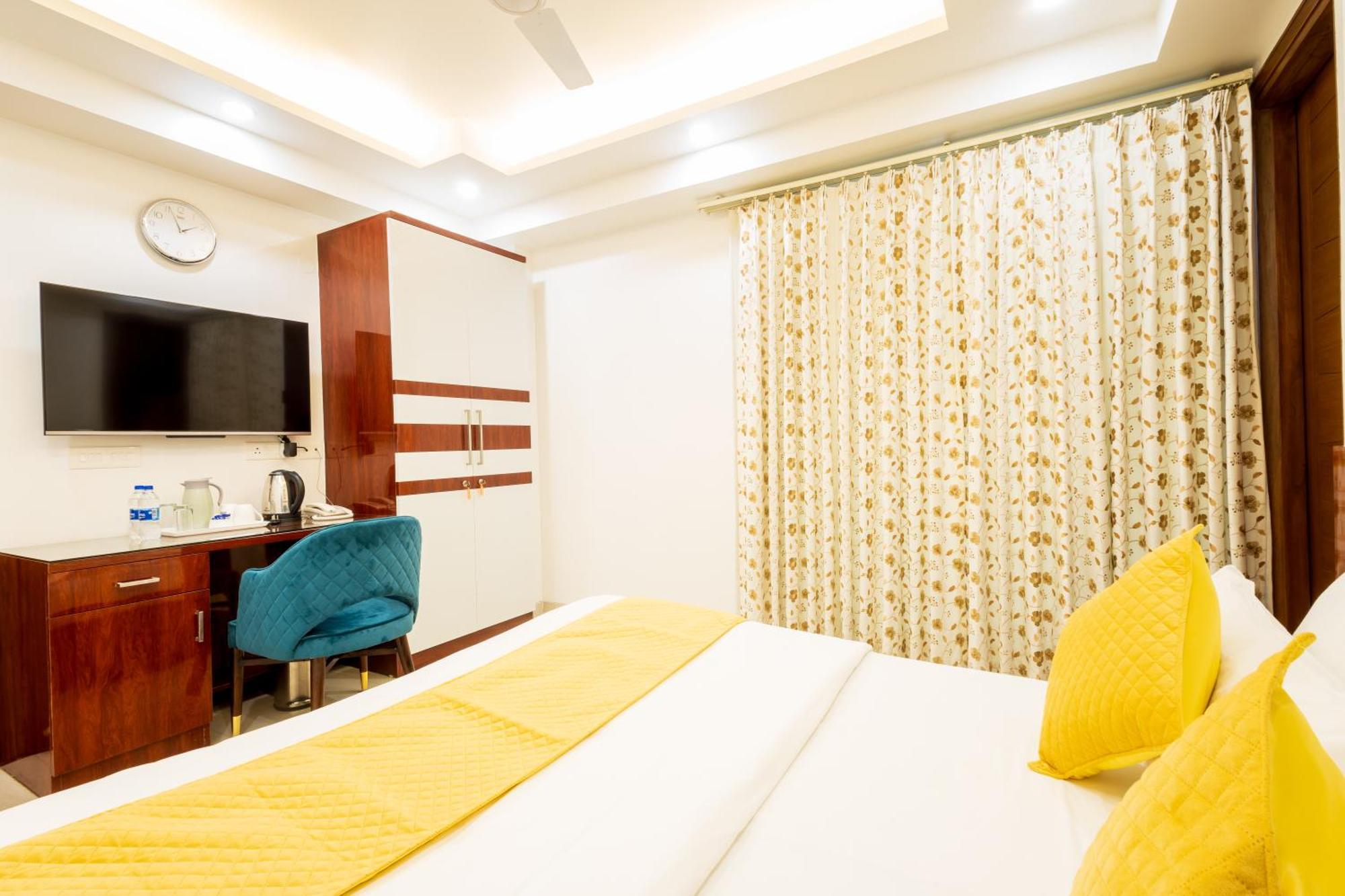 Hotel Krish - Near Medanta And Fortis Hospital Gurugram Gurgaon Bagian luar foto