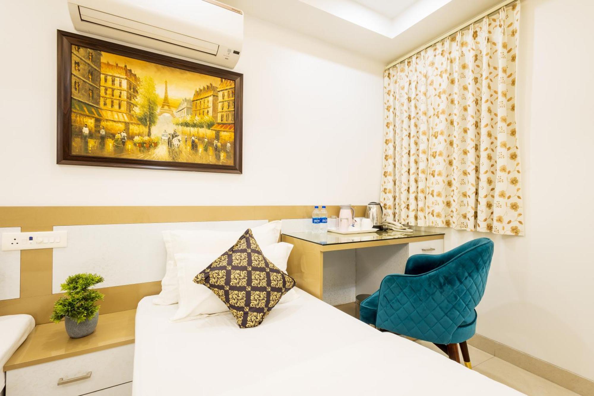 Hotel Krish - Near Medanta And Fortis Hospital Gurugram Gurgaon Bagian luar foto