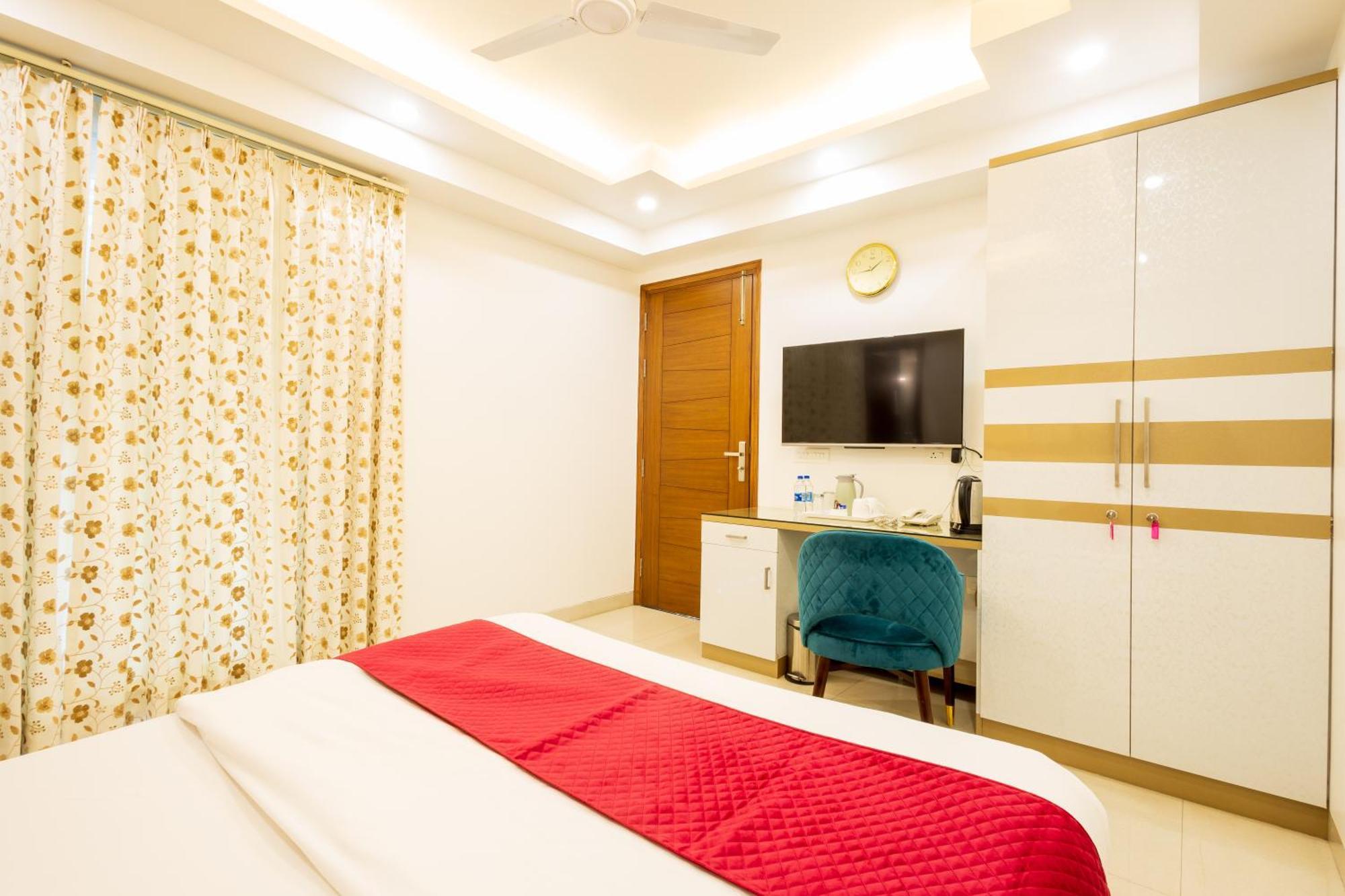 Hotel Krish - Near Medanta And Fortis Hospital Gurugram Gurgaon Bagian luar foto