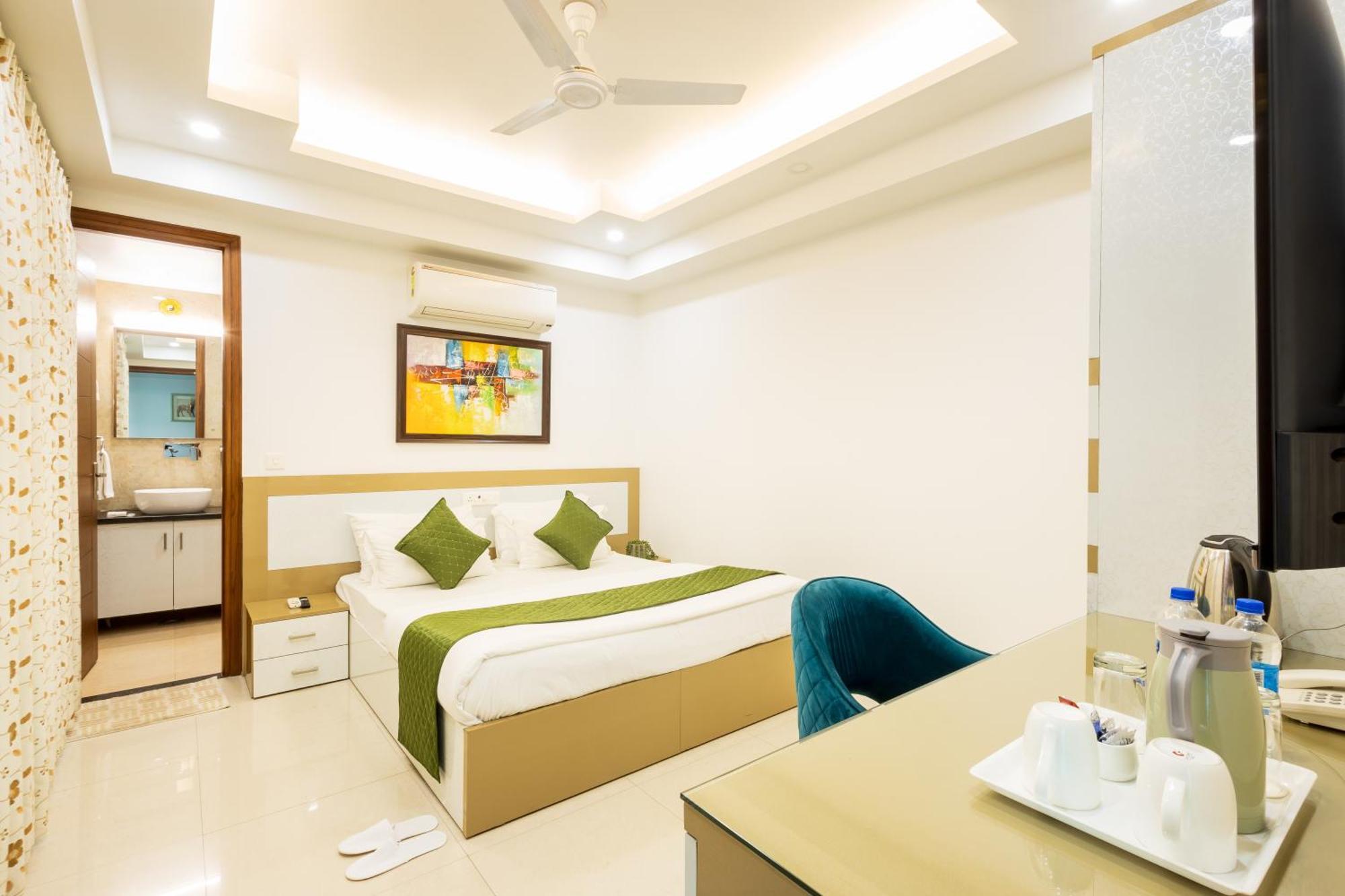 Hotel Krish - Near Medanta And Fortis Hospital Gurugram Gurgaon Bagian luar foto