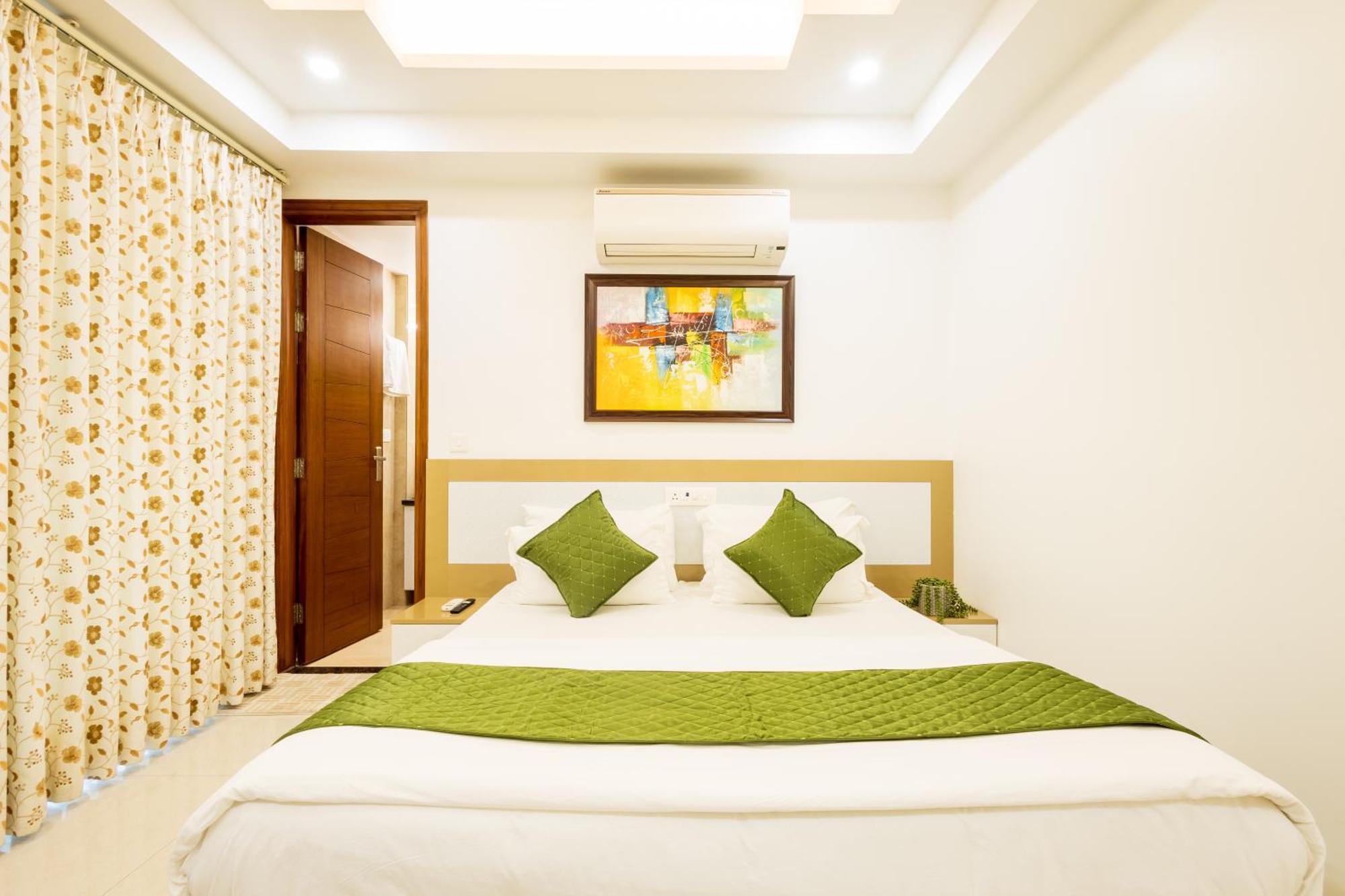 Hotel Krish - Near Medanta And Fortis Hospital Gurugram Gurgaon Bagian luar foto