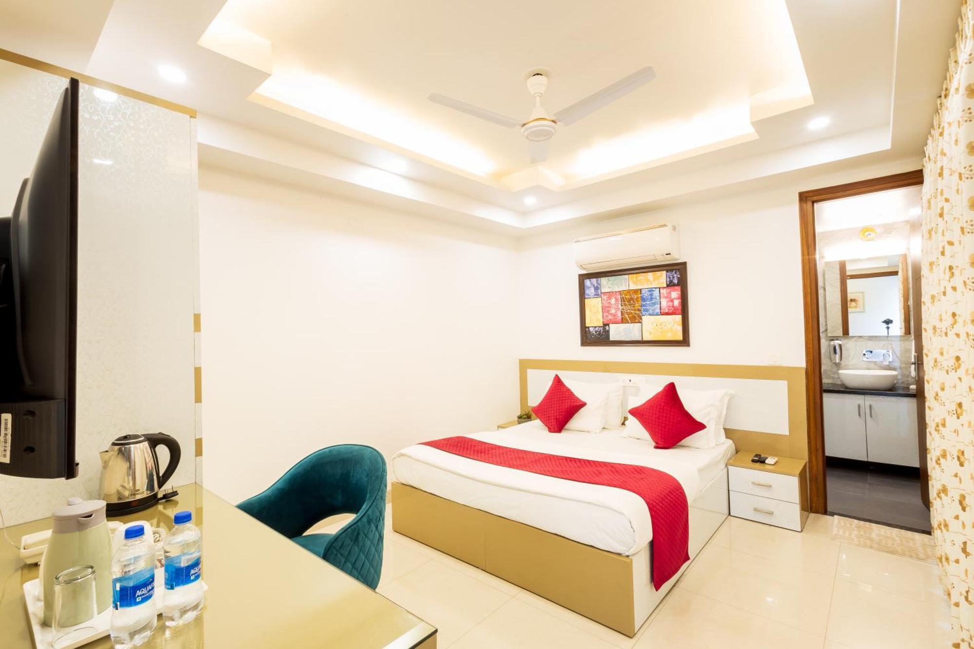 Hotel Krish - Near Medanta And Fortis Hospital Gurugram Gurgaon Bagian luar foto