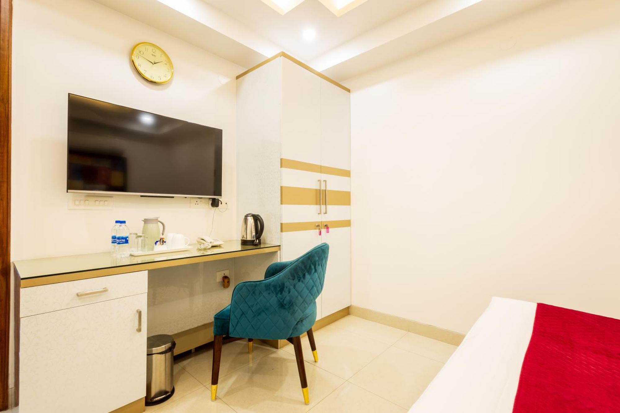 Hotel Krish - Near Medanta And Fortis Hospital Gurugram Gurgaon Bagian luar foto