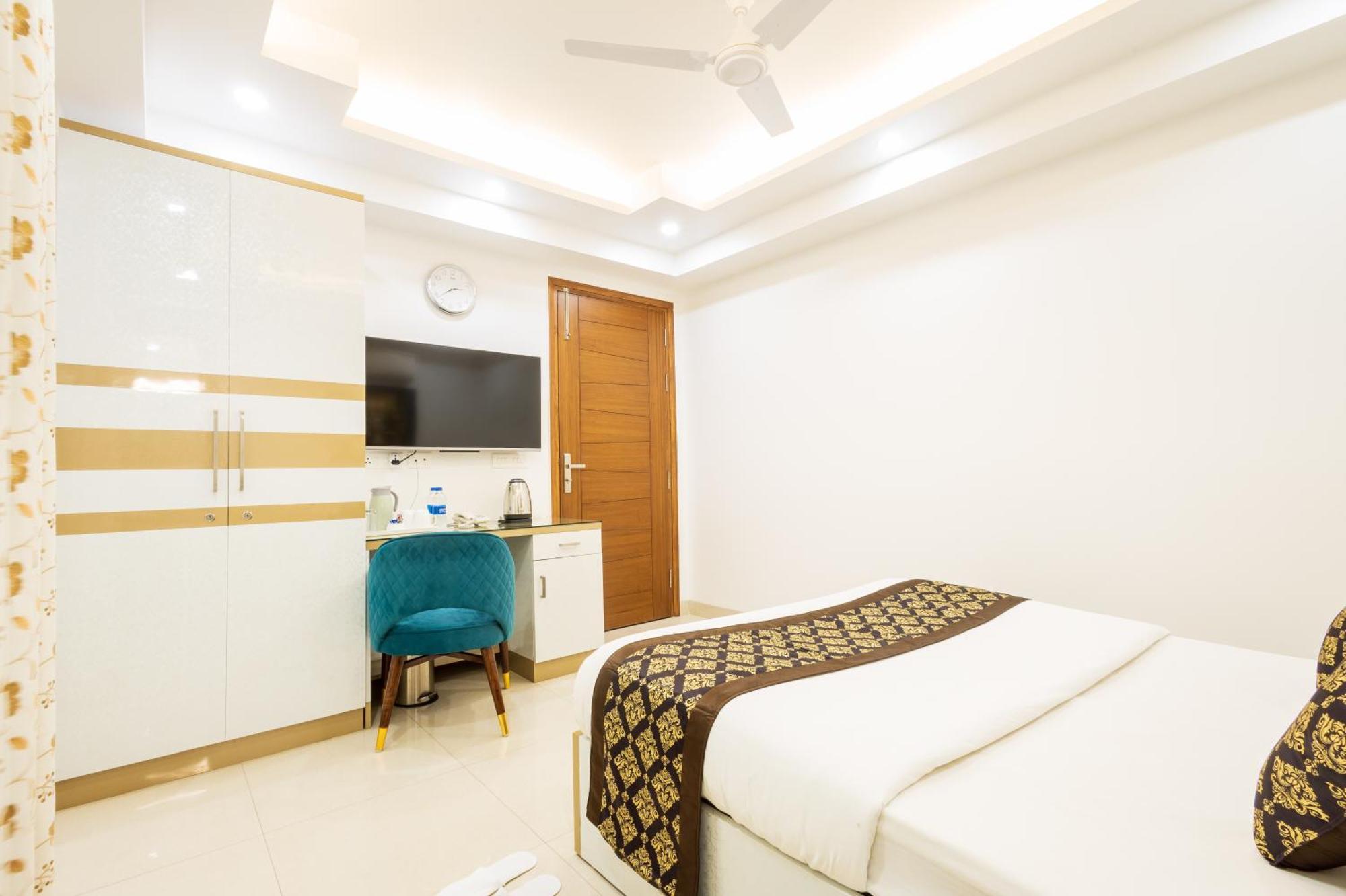 Hotel Krish - Near Medanta And Fortis Hospital Gurugram Gurgaon Bagian luar foto