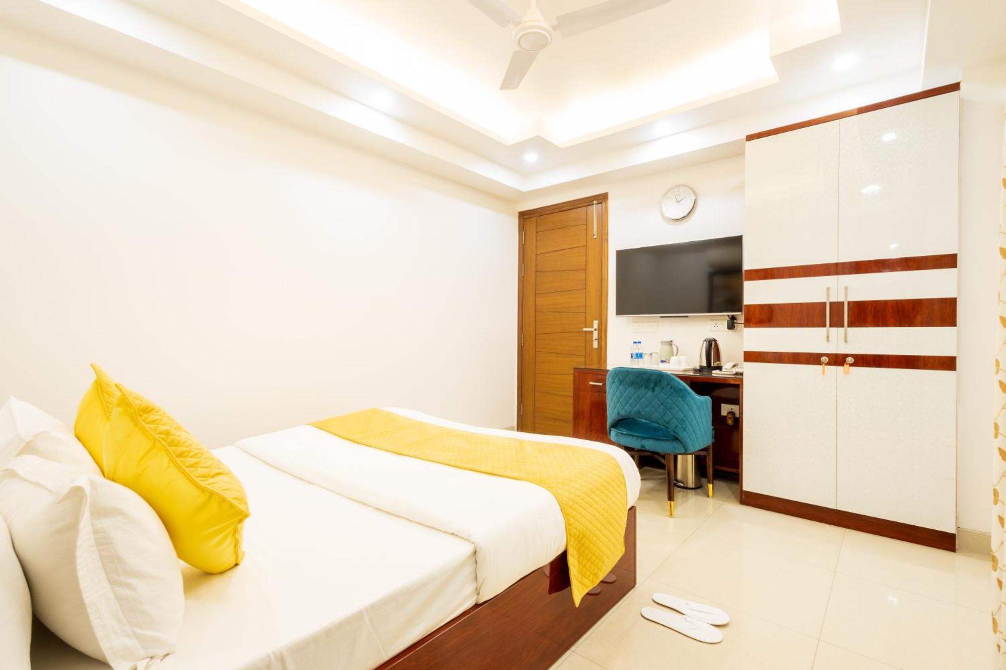 Hotel Krish - Near Medanta And Fortis Hospital Gurugram Gurgaon Bagian luar foto