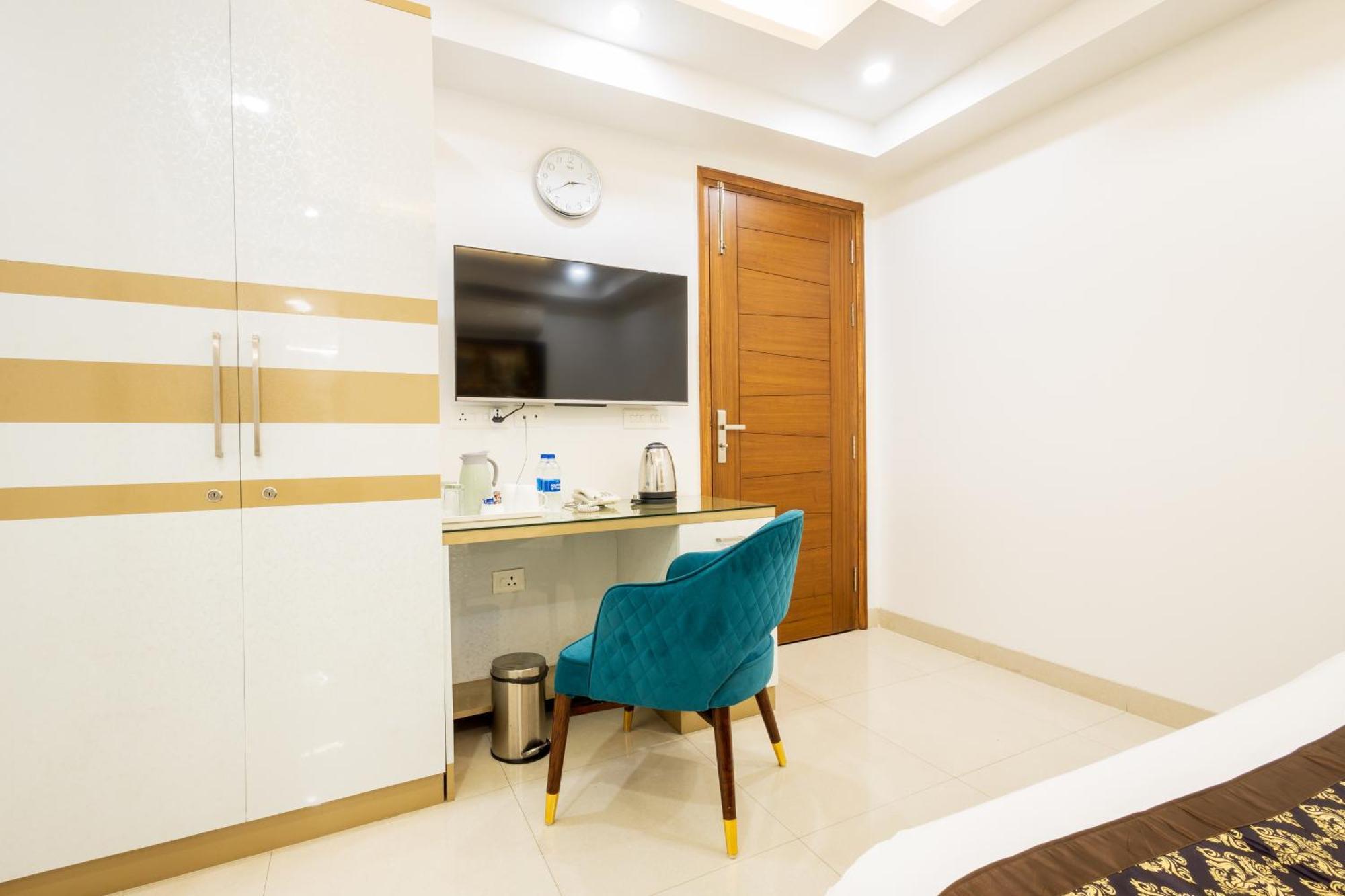 Hotel Krish - Near Medanta And Fortis Hospital Gurugram Gurgaon Bagian luar foto