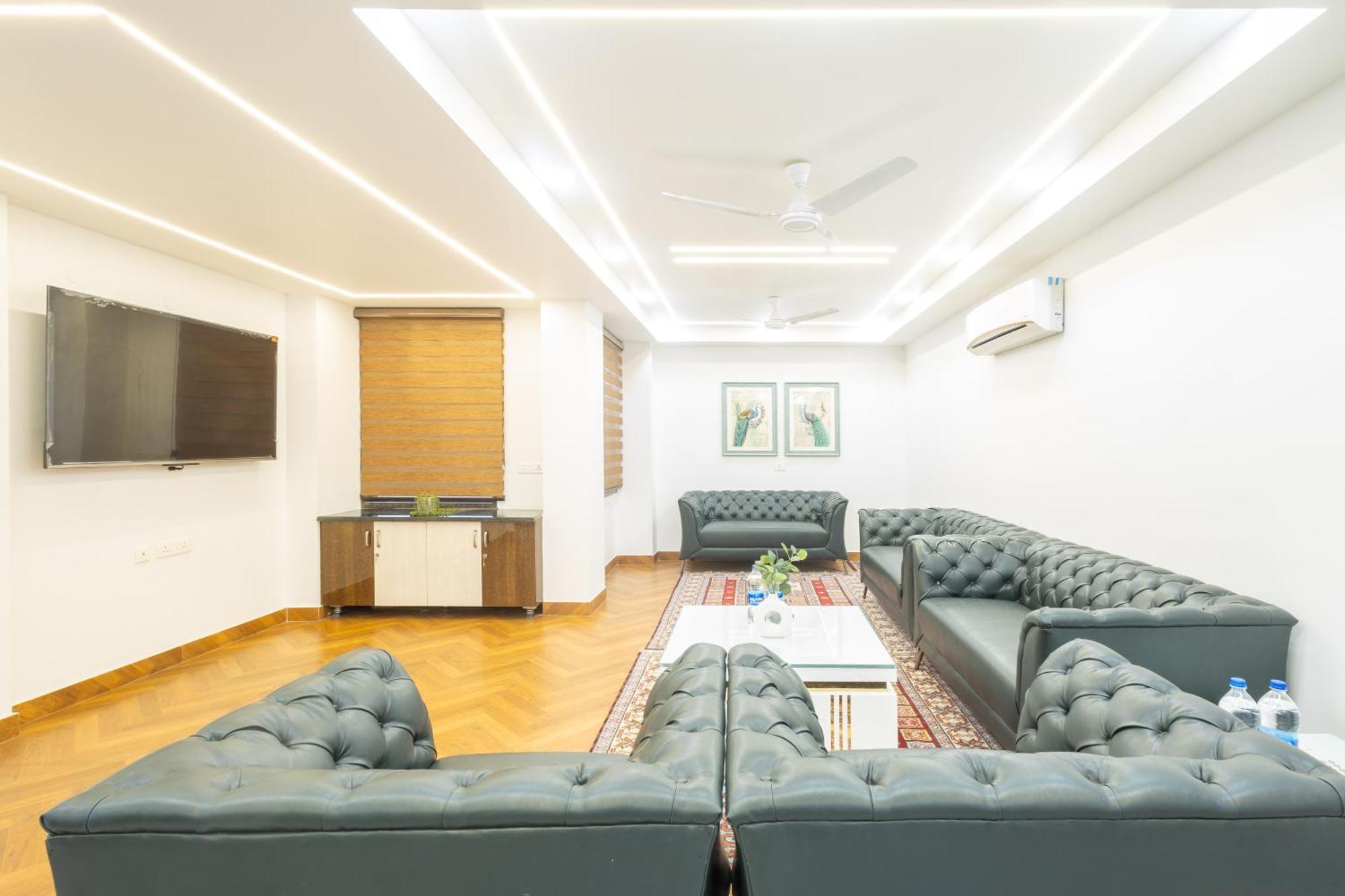 Hotel Krish - Near Medanta And Fortis Hospital Gurugram Gurgaon Bagian luar foto