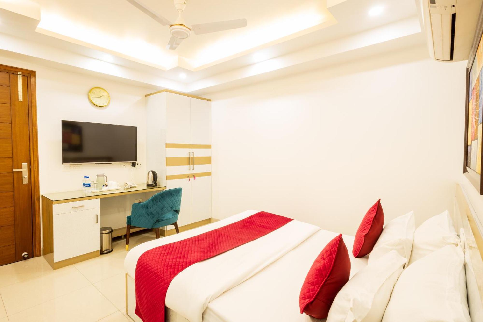 Hotel Krish - Near Medanta And Fortis Hospital Gurugram Gurgaon Bagian luar foto