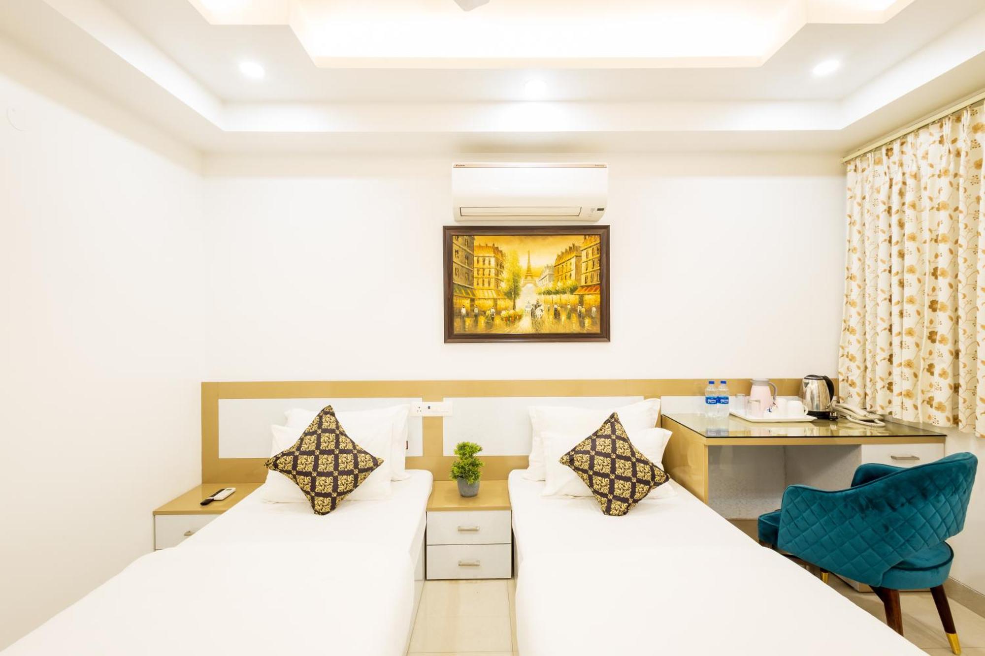 Hotel Krish - Near Medanta And Fortis Hospital Gurugram Gurgaon Bagian luar foto